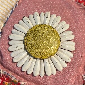 Vintage 1970’s Daisy White and Yellow Locket Brooch